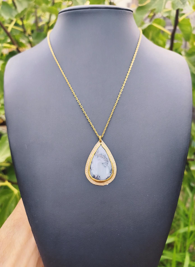 Pendentif Agate Dendritique & Laiton Martelé – Bijou Artisanal Unique