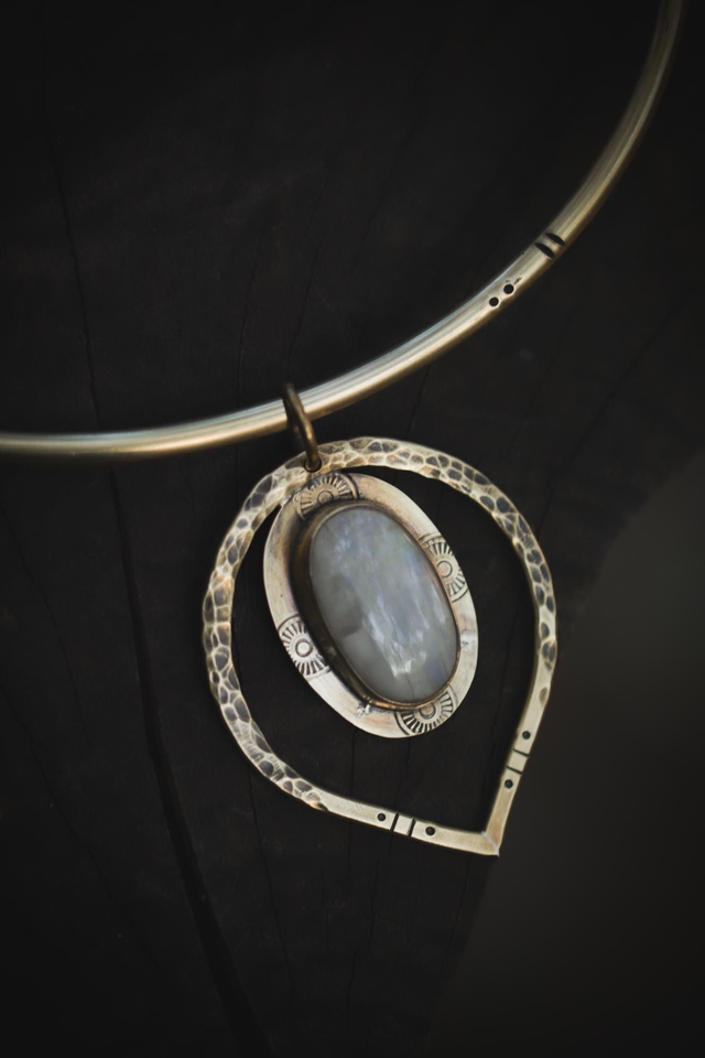 ✧ Lune froide ✧ Talisman péristérite 