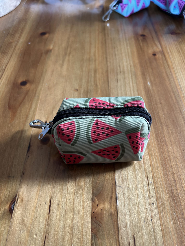 Distributeur de sachets avec mousqueton (motif pastèques fond vert)