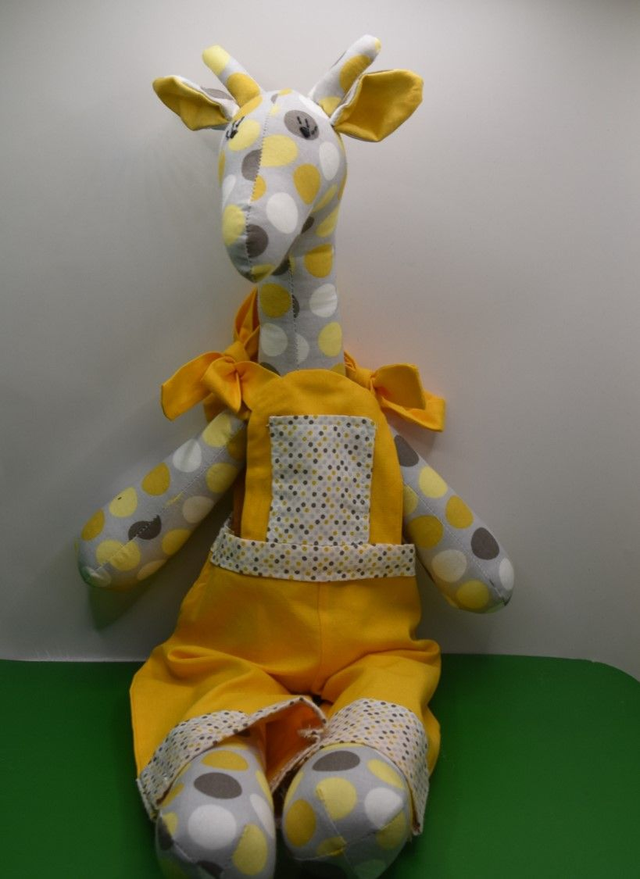 Giraffendame Jessi mit Latzhose 
