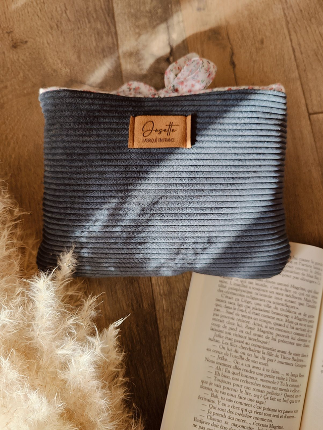 Pochette livre velours bleu & fleurs roses – Upcyclée, cousue main