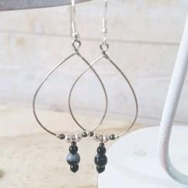 Créoles ovales et perles noires 