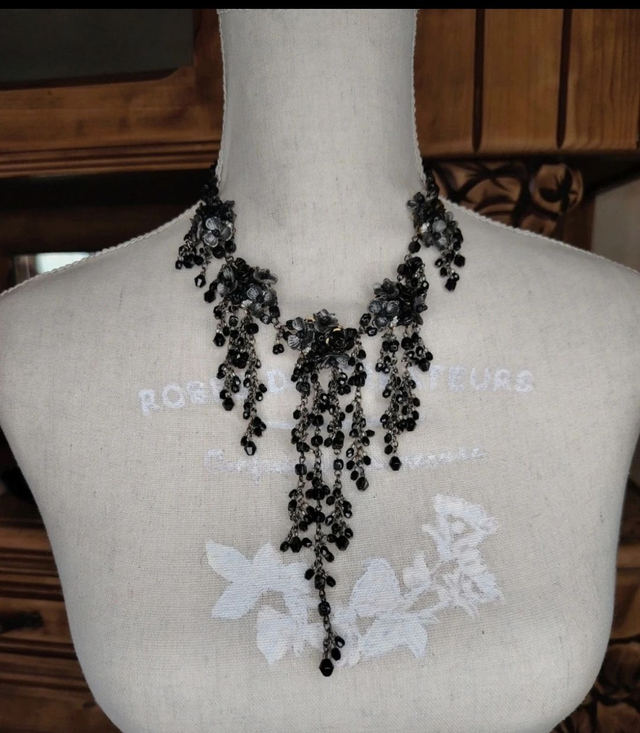 Collier plastron perles noires 
