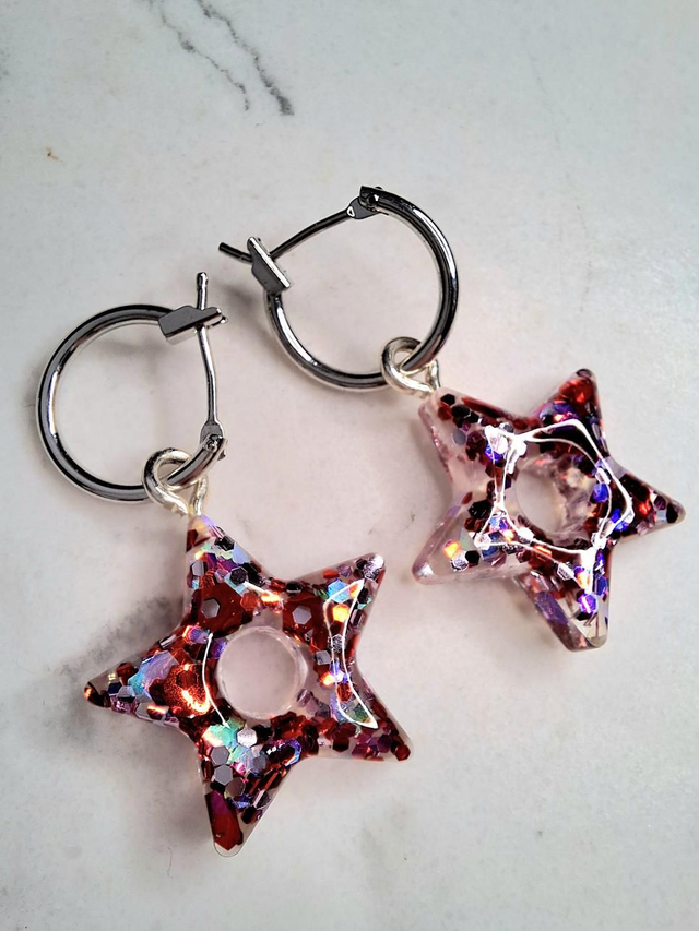 Red star charm hoop earrings