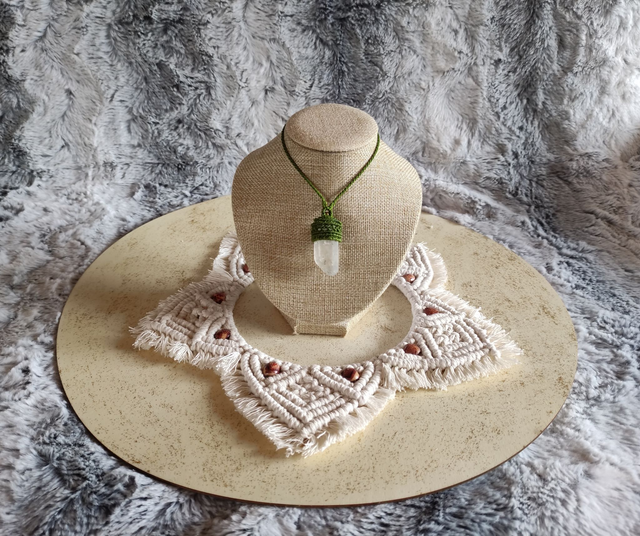 Collier vert avec cristal de roche