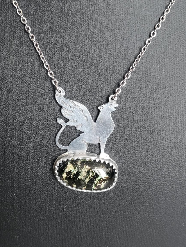 Collier argenté Griffon et verre dichroïque multicolore LEIA&CO