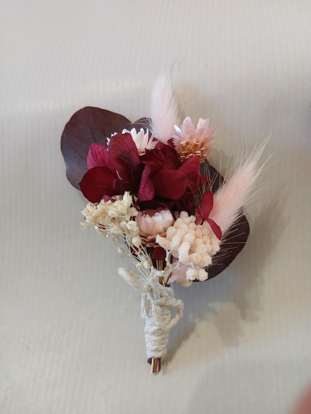 Boutonnière pourpre,rose et blanc