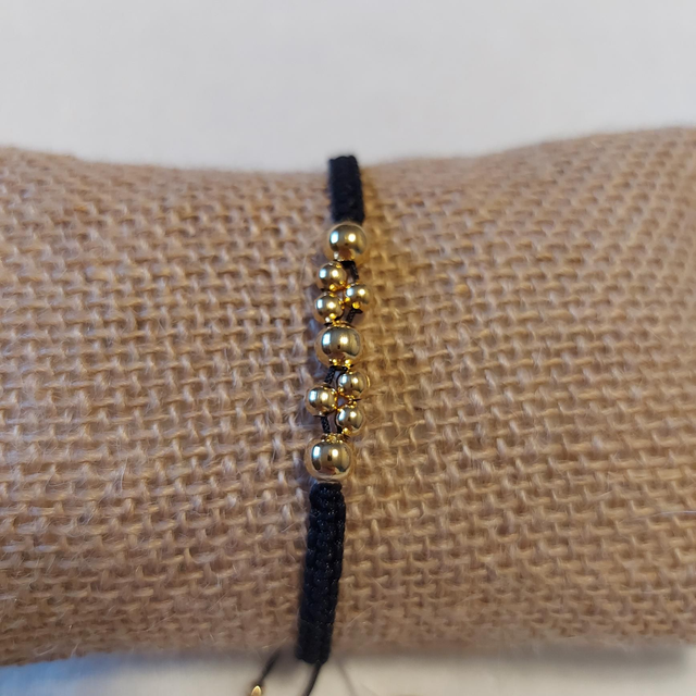 Bracelet "Goldies" micromacramé noir &amp; perles acier inoxydable doré