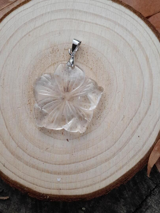 Pendentif Hibiscus Cristal de rose  avec une chaine en acier inoxydable