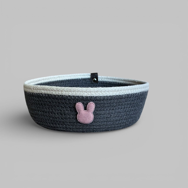 Panier / vide poche rond, double bordure blanche avec un lapin