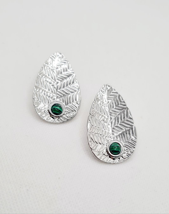 Clous d'oreilles feuilles "Laury" en acier inoxydable argenté et cabochon en malachite synthétique 