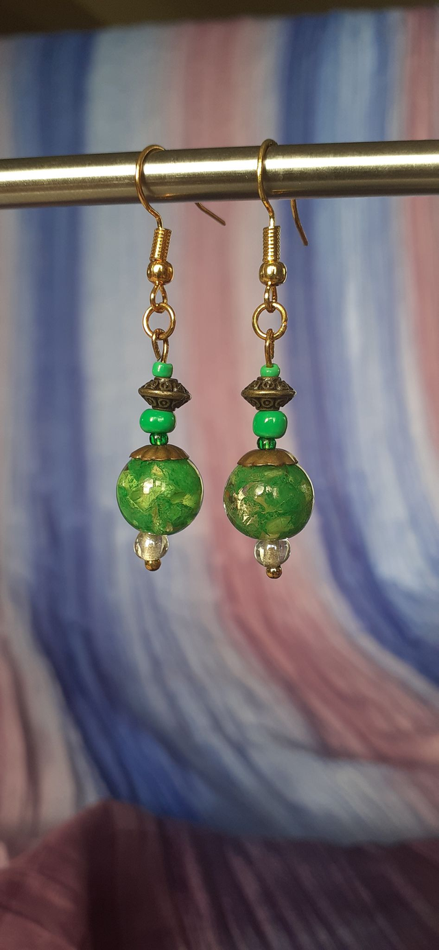 Kwiat Boucles d'oreilles pendantes, dorées, perle verte avec dorures