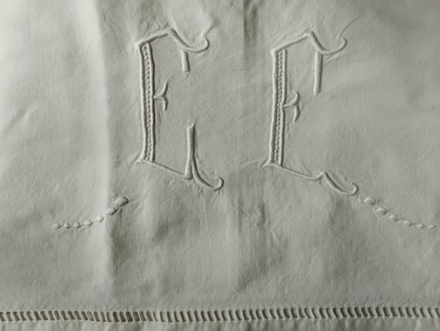 Monogramme EE brodé main