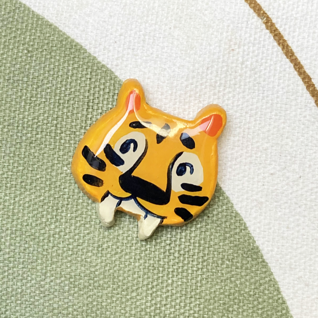 Pin&#039;s tigre à dents de sabre