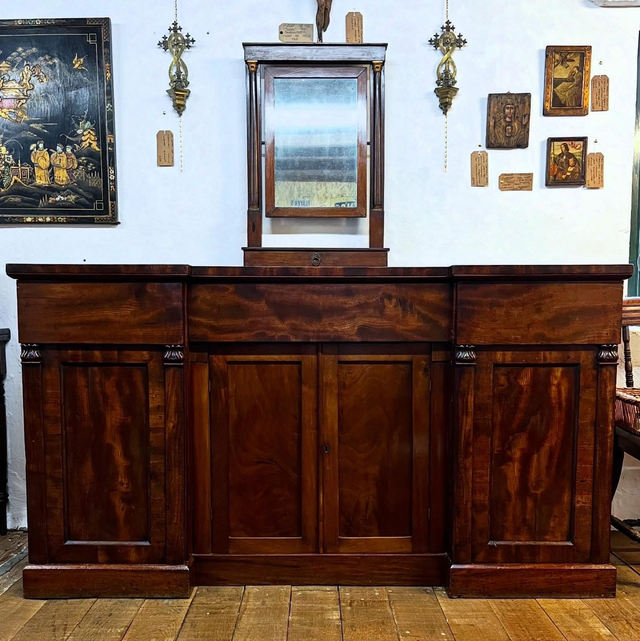 Important Regency Mahogany Breakfront Sideboard with Original Fitted Cellaret - England, circa 1825–1840