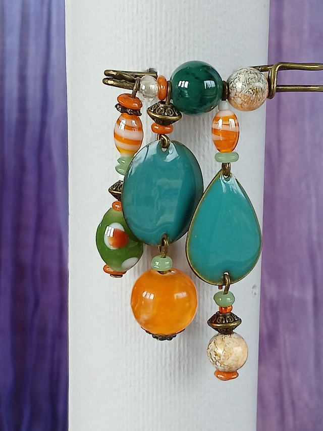 Broche à breloques orange et verte