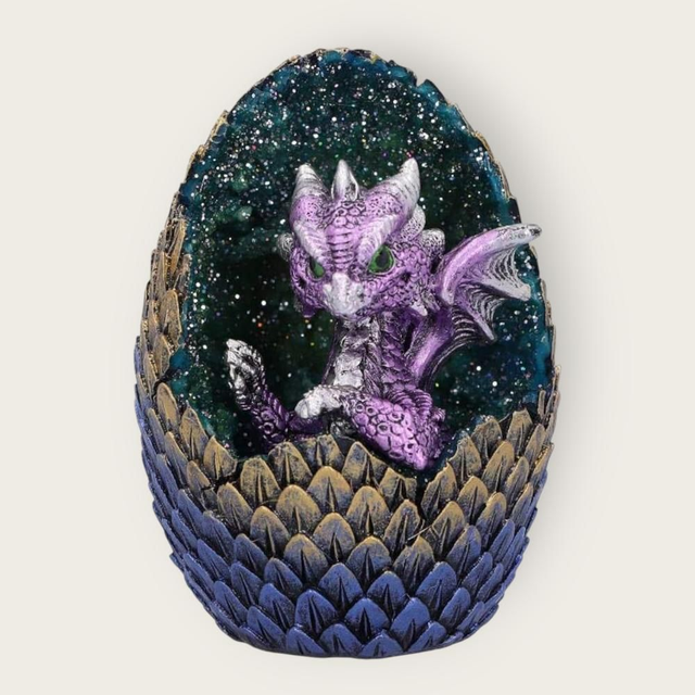 Bébé dragon dans son œuf lumineux 