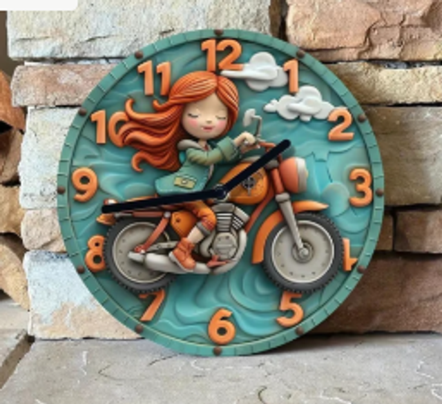 Vintage metalen klok Motorfiets Meisje rood haar (20cm d)