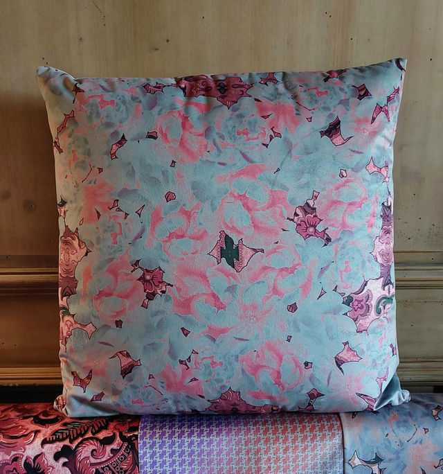 PARFUM pivoine red. Coussin Acquarius 56cm