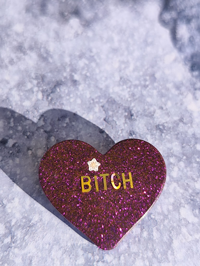 Broche cœur à paillettes - message : BITCH