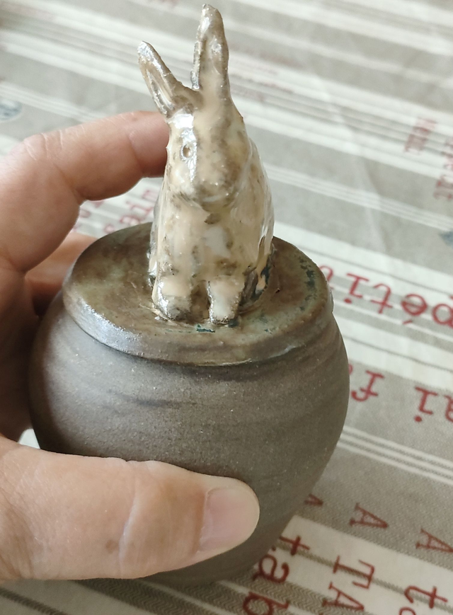 Boîte céramique au lapin – pièce unique faite main