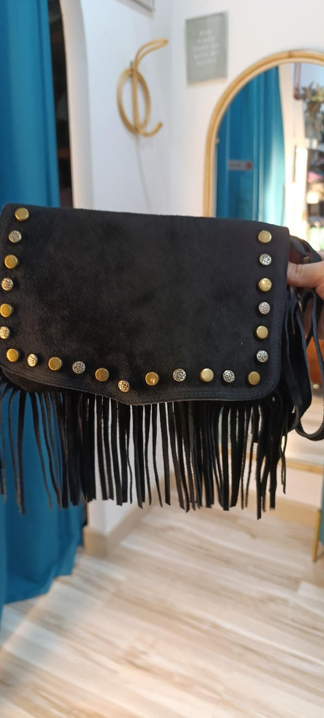 Bolso bandolera flecos y tachuelas 