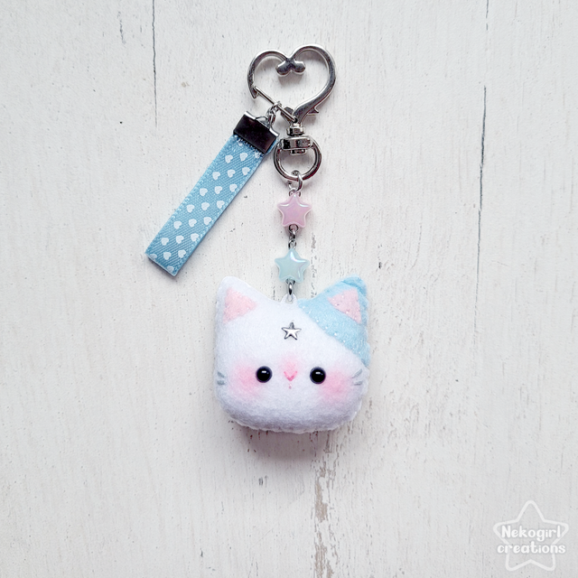 Porte-clé en feutrine fait-main - Chat blanc et bleu