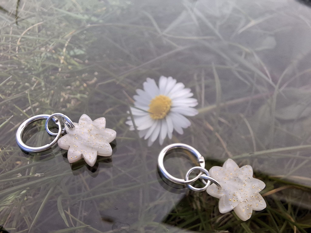 boucles d'oreilles paquerettes ecrues pailletees