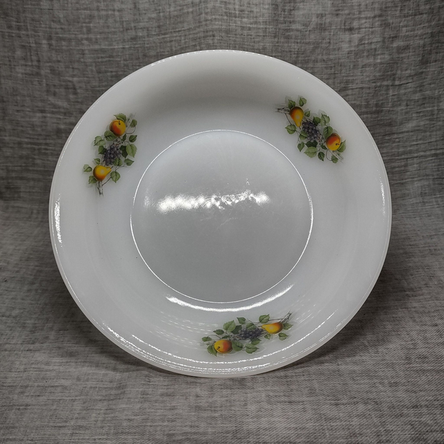 Arcopal | Royale diepe Salade Schaal (diameter 28 | hoogte 5 cm) in witte kleur met geschulpte rand en fruitmotief gehard glas | Vintage