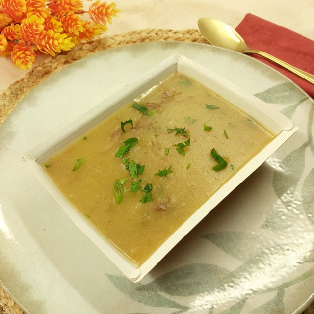Caldo de mandioca com carne desfiada bovina