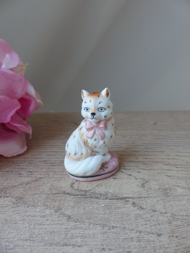Chat blanc assis en porcelaine avec ruban rose – Figurine Franklin Mint Staffordshire vintage 1986 - Curio Cabinet Cats - Chat de collection