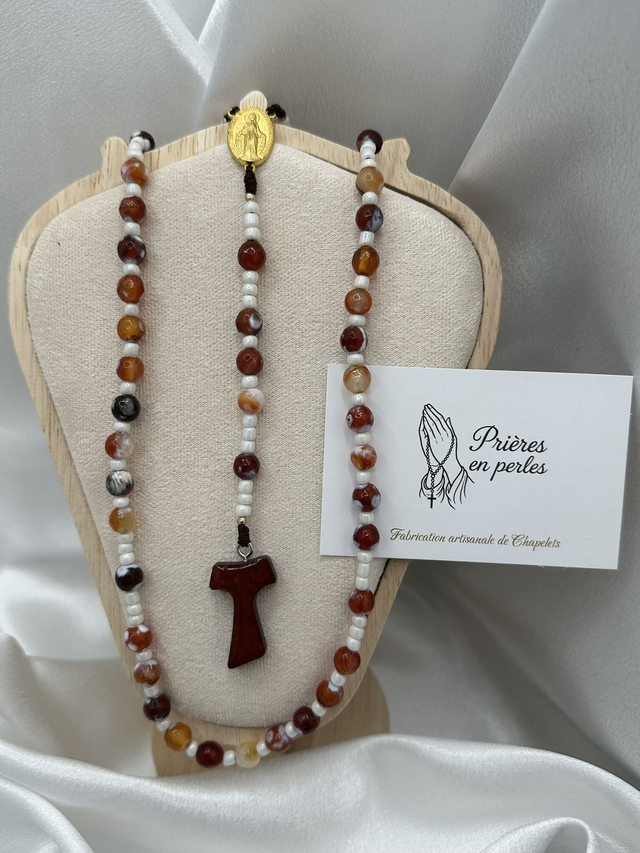 Chapelet artisanal tons chaleureux et blancs – Croix de Tau et Médaille Miraculeuse