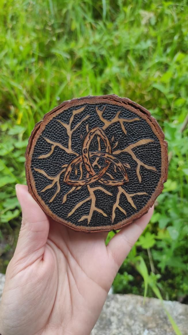 Amuleto triqueta celta de protección y equilibrio pirograbado en madera