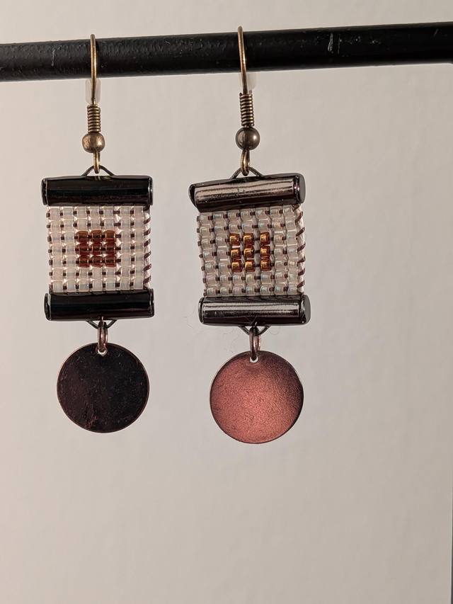 Boucles d'oreilles carré tissé main en perles de verre miyuki : crème et cuivre, pièce unique, sans nickel 