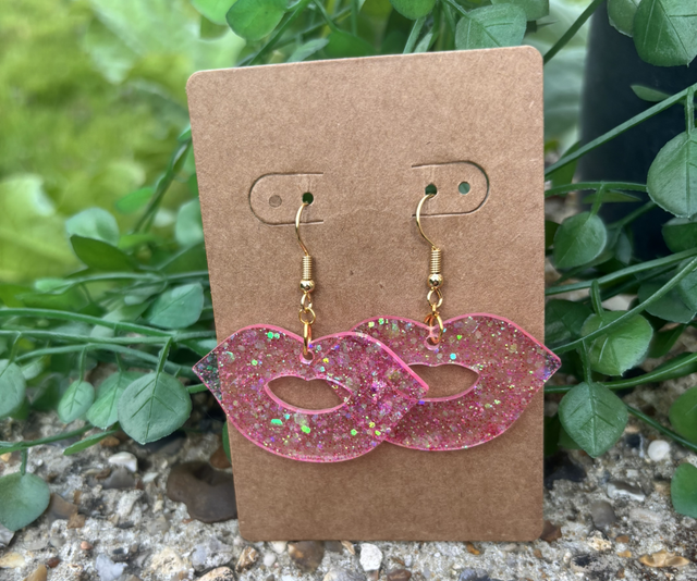 Boucles d’oreilles résine bouche rose et doré à paillettes 