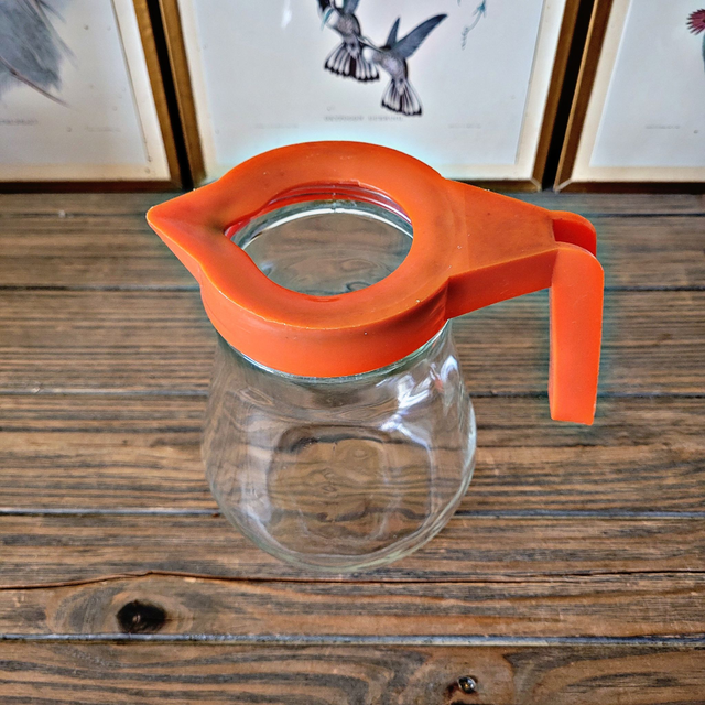 Pichet vintage en verre Duralex, couvercle plastique orange