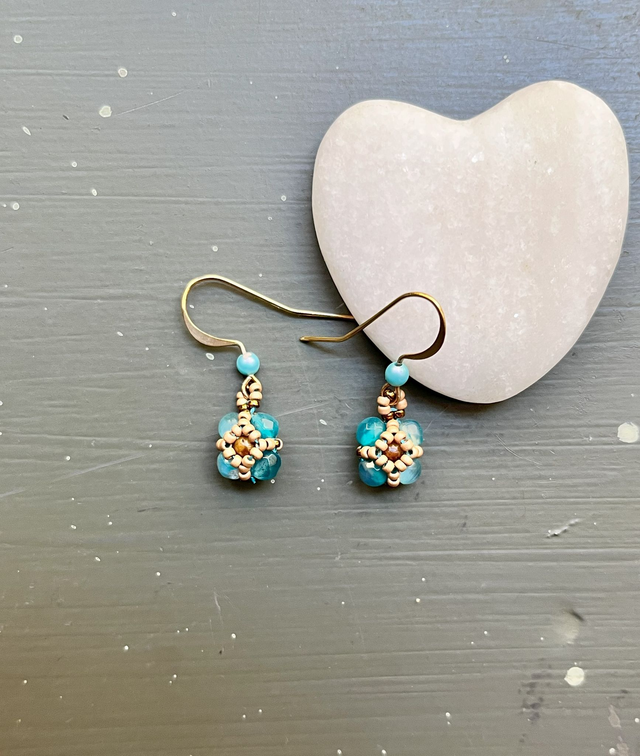 Petites boucles d'oreille en perles turquoises transparentes 