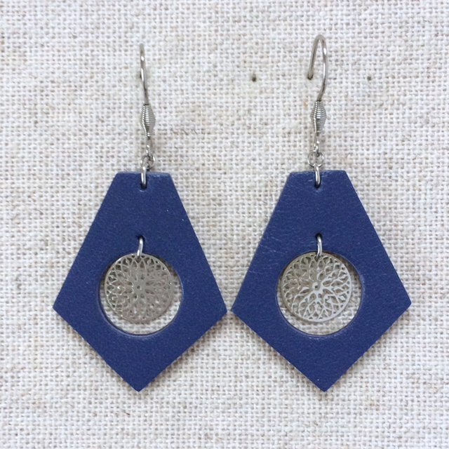 Boucles d’oreilles « Luth » argentées, cuir bleu indigo