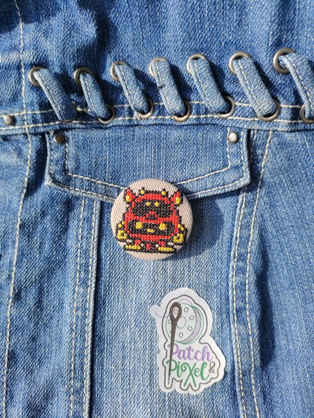 Virus rouge dr Mario Badge ou porte clé brodé pixel art