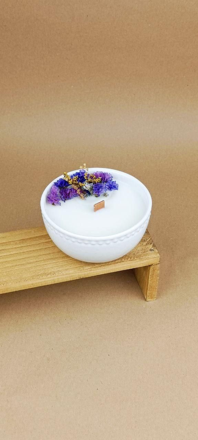 Vela em Cerâmica Branca com Flores Secas
