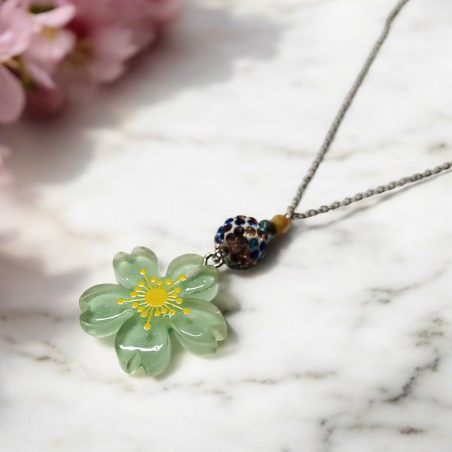 Collier acier inoxydable et cristal vert fleur