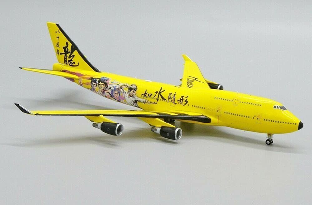 Boeing 747-400 Bruce Lee 80th anniversary "Be Water, My Friend" mit Unterschrift von Bruce Lee (aufgedruckt) 