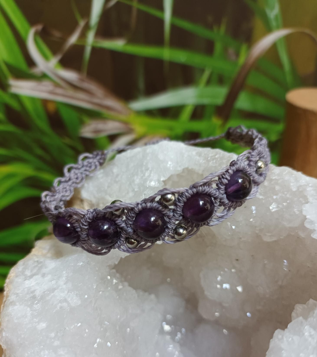 Bracelet en micro-macramé et améthyste