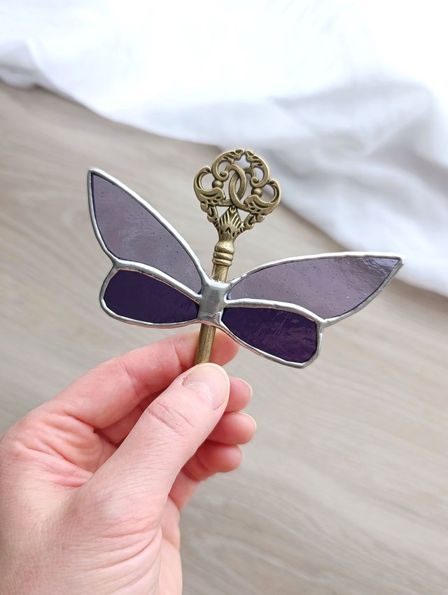 🗝️ Clé volante féerique "Lavande" en vitrail