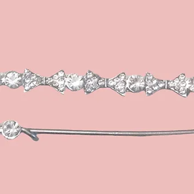 Épingle attache traine