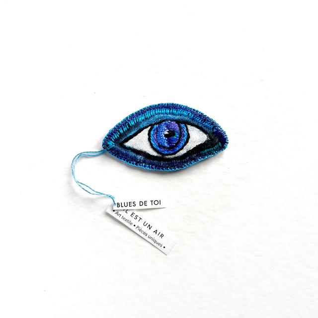 Œil talisman peint et brodé sur lin
