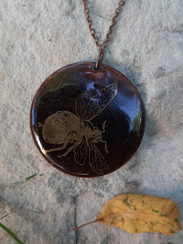 Pendentifs rond taupe abeille dorée