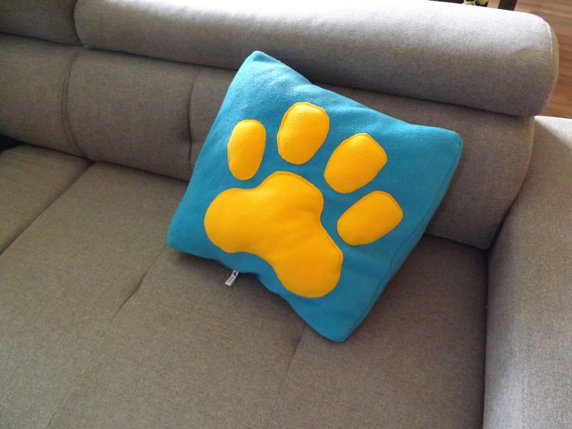 Coussin patte bleu et jaune