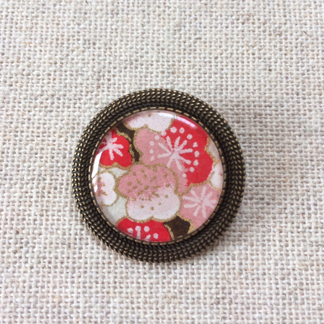 Broche support bronze, papier washi rouge, rose et blanc