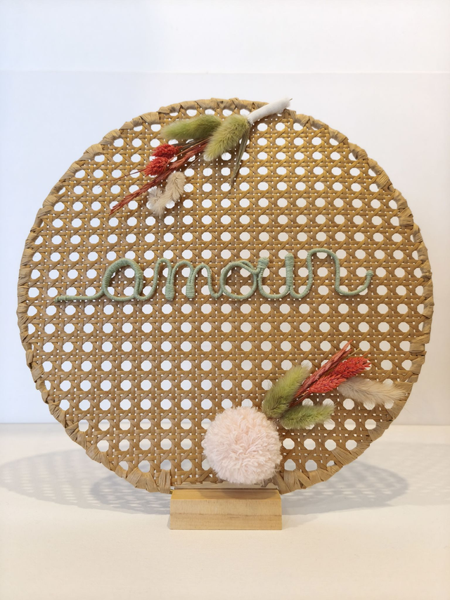 Déco à poser "Amour en rotin" – création artisanale avec fleurs séchées et fil de fer – 35 cm